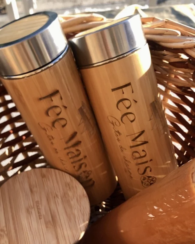 ☕🍃 Thé, café ou chocolat au lait ?
Quel que soit votre choix, vos matins chez FEE MAISON commencent tout en douceur avec nos paniers petit déjeuner gourmands, livrés directement à votre porte 💛

Et pour garder vos boissons bien chaudes, on a ajouté une petite touche naturelle et élégante :
🌿 Des thermos en bambou personnalisés, gravés avec soin par @alpes_makers_ 
Un détail qui change tout : chaleureux, éco-responsables et à notre image, ils apportent une vraie dose de charme à vos réveil dans nos gîtes FEE MAISON 🌟