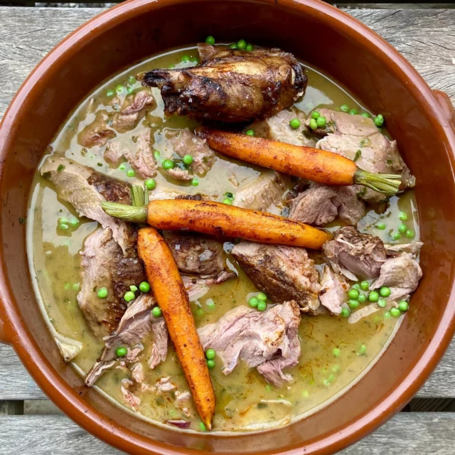 🍴✨ Premiers repas livrés au gîte… et quel festin !
Nos hôtes ont eu la joie de découvrir leur premier dîner signé Céline Cuisine, en prestation traiteur 100% fait maison 💛

Au menu :
🧄 Épaule de cabri à l’ail des ours – fondant, parfumé, inoubliable
🍋 Tarte au citron meringuée – un dessert à la hauteur du plat, à la fois raffiné et réconfortant
👏 Une mention spéciale à notre producteur local :
La Chèvrerie du Vent dans les Cornes à Saint-Bueil 🐐🌿
Merci à eux pour leur cabri d’exception, élevé avec passion et respect.

💚 On est fiers de valoriser les produits locaux dans chacun de nos repas…