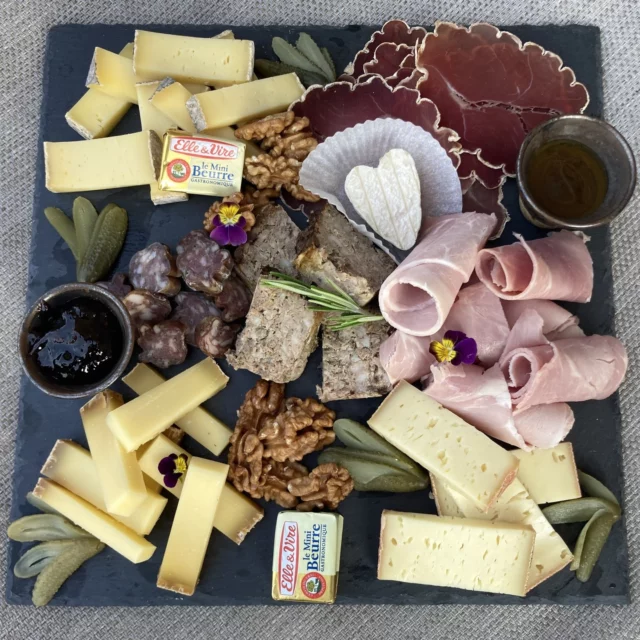 ✨ Quand nos hôtes se régalent… ✨

Ce soir, nos voyageurs se sont laissés tenter par une délicieuse ardoise de charcuterie et fromages 🧀🥓.
Un assortiment généreux, préparé avec des produits locaux issus du circuit court, pour un moment convivial et plein de saveurs 🍷.

👉 Chez nous, chaque séjour rime avec découverte du terroir et convivialité.

📍 Ardoises disponibles sur réservation lors de votre séjour.

#GastronomieLocale #CircuitCourt #SéjourAuthentique #CharcuterieFromage #Gîtes